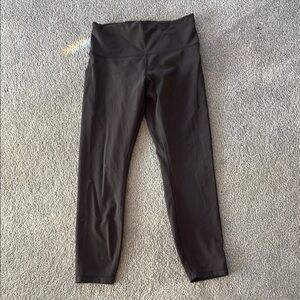 Lulu lemon yoga pants worn once size 10 with side pockets.
